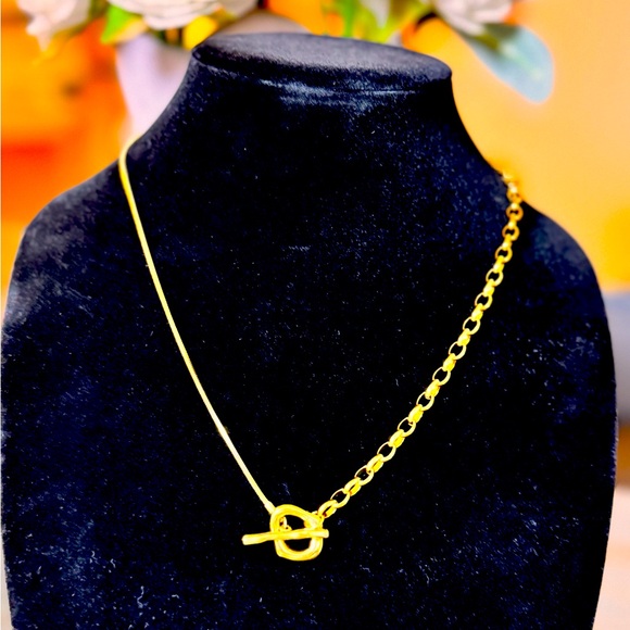 Chic Gold Necklace with Unique Toggle Design - Picture 4 of 6